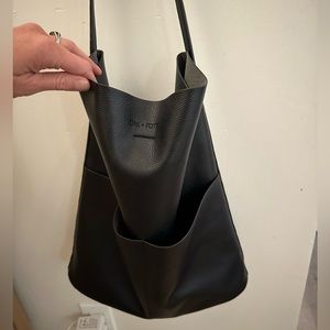 Oak + Fort bag in black. Very good condition.